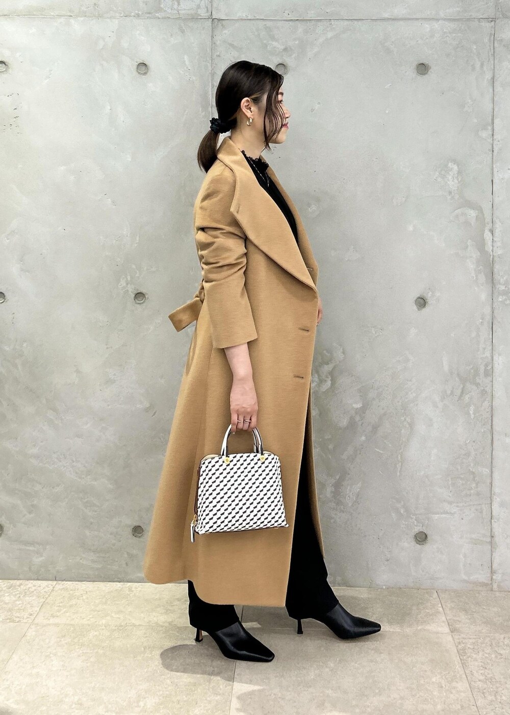 「ベージュ、ロング、コート、ブラック、パンツ、ブーツ、ヒール、ROPÉ、ÉPOR、Y BAG、シャツ・ブラウス、23AW秋の新作、通勤、オフィスカジュアル、大人カジュアル」｜「ROPE'のナロースクエアトゥストレッチヒールショートブーツ（ブーツ、ブラック系）」を使った、moekaさん（レディース・156cm）の夏コーディネートの4枚目の写真