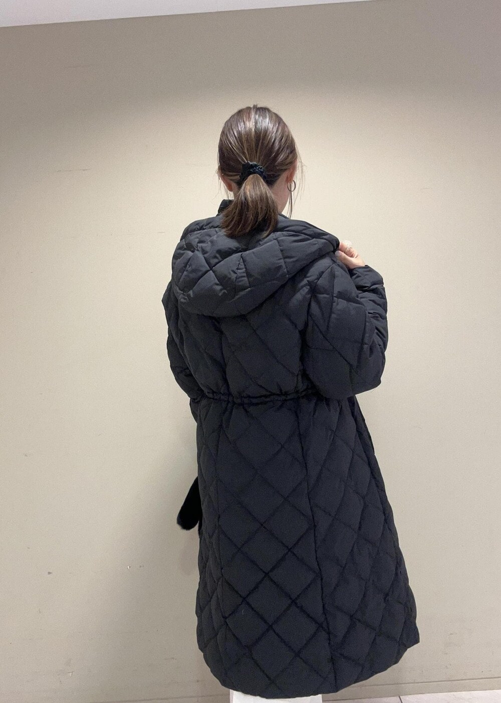 「Winter Coat 2023、ショルダーバッグ、ブラック、長袖、ロング、コート、ロング丈、ミディアム、ニット、クルーネック、ブーツ、ヒール、ショートブーツ、ショート、神崎さんコラボ」｜「ROPE'の【新色追加】RPロゴ スプリットレザードロストミドルバッグ（ハンドバッグ、ホワイト系）」を使った、moekaさん（レディース・156cm）の秋コーディネートの8枚目の写真