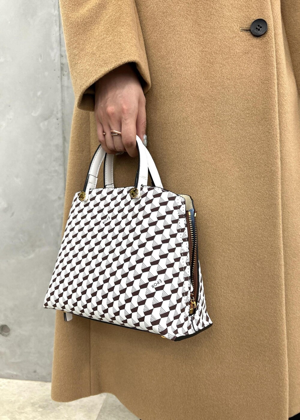 「ベージュ、ロング、コート、ブラック、パンツ、ブーツ、ヒール、ROPÉ、ÉPOR、Y BAG、シャツ・ブラウス、23AW秋の新作、通勤、オフィスカジュアル、大人カジュアル」｜「ROPE'のナロースクエアトゥストレッチヒールショートブーツ（ブーツ、ブラック系）」を使った、moekaさん（レディース・156cm）の夏コーディネートの8枚目の写真