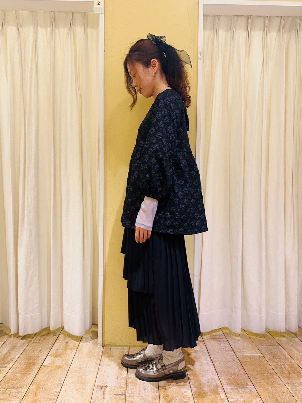 グレー系のTシャツ/カットソー、ブラック系のスカート、その他のサンダルを着用したレディースの春コーディネートの2枚目の写真