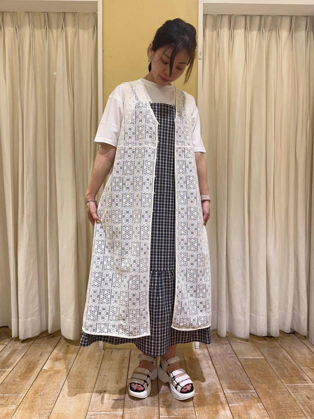 ホワイト系のワンピース、ブルー系のワンピース、ベージュ系のサンダルを着用したレディースの春コーディネートの2枚目の写真