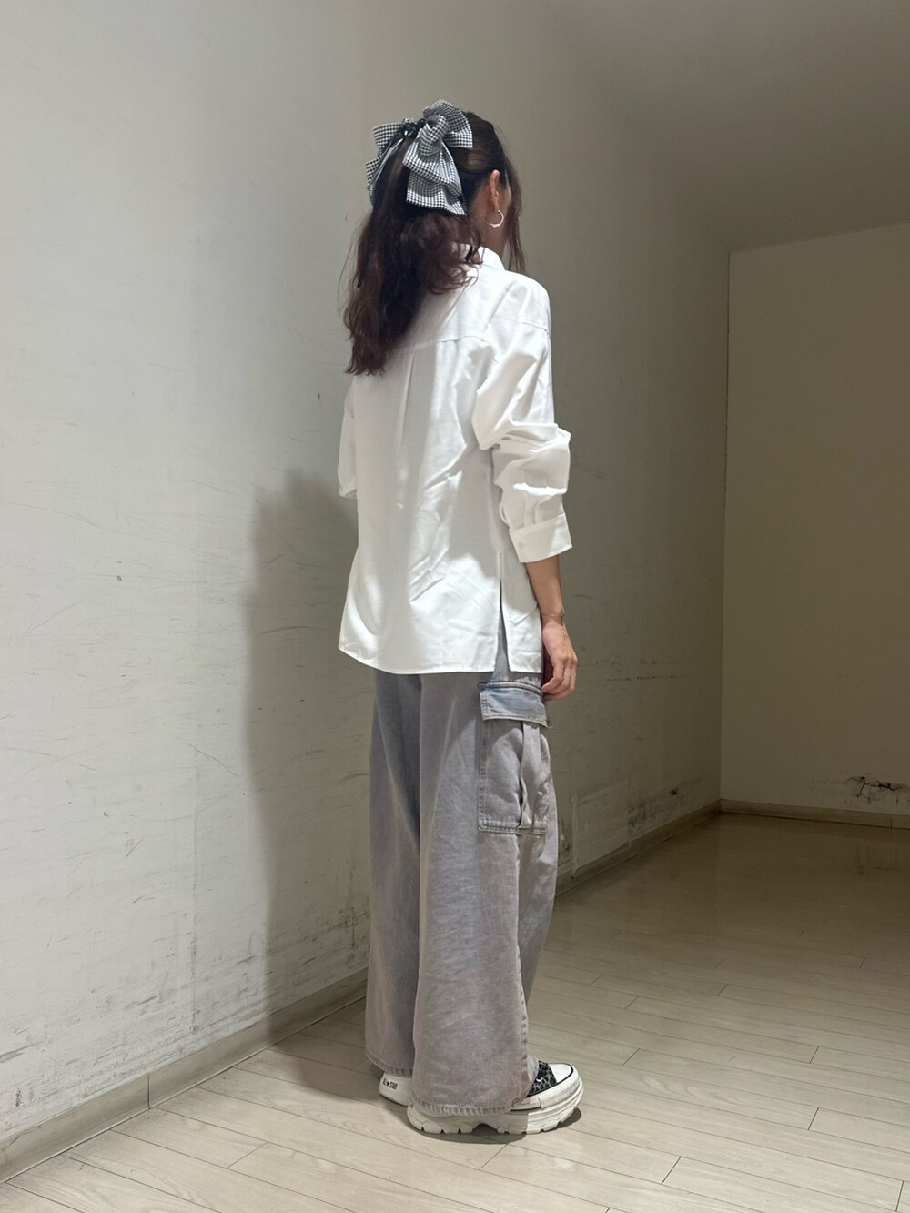 ホワイト系のシャツ/ブラウス、シルバー系のショルダーバッグ、ピンク系のその他パンツを着用したレディースの秋コーディネートの2枚目の写真