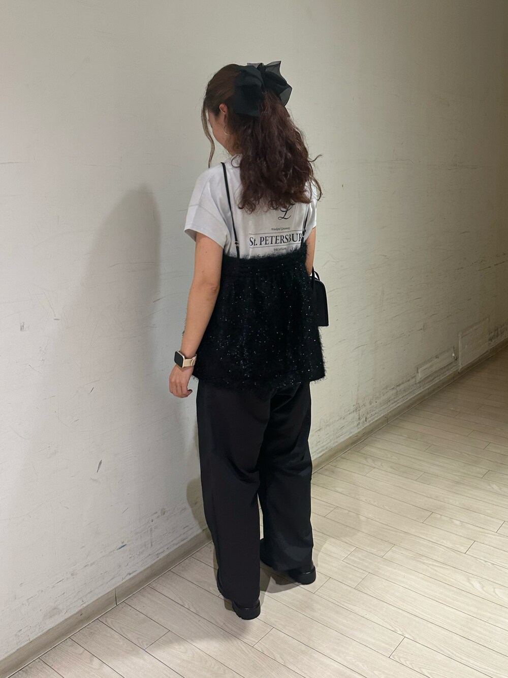 グレー系のTシャツ/カットソー、ブラック系のトップス、ブラック系のハンドバッグを着用したレディースの夏コーディネートの2枚目の写真