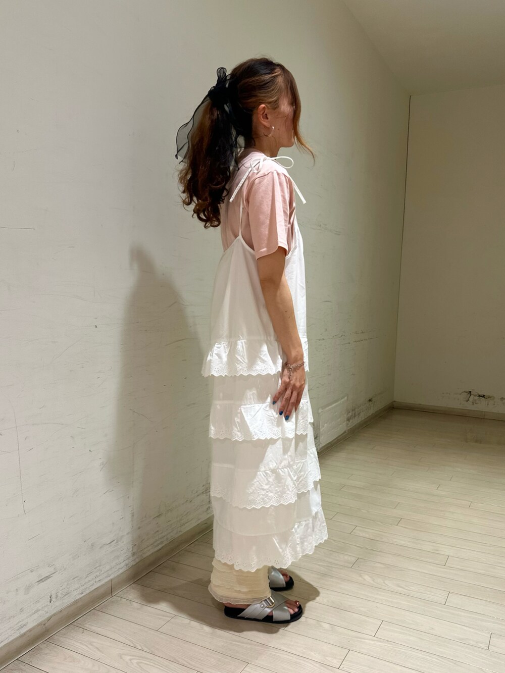 ピンク系のTシャツ/カットソー、ホワイト系のワンピース、ホワイト系のその他パンツを着用したレディースの春コーディネートの3枚目の写真