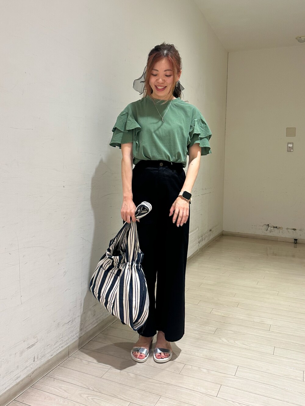 グリーン系のTシャツ/カットソー、ブラック系のその他パンツ、ブルー系のハンドバッグを着用したレディースの春コーディネートの5枚目の写真