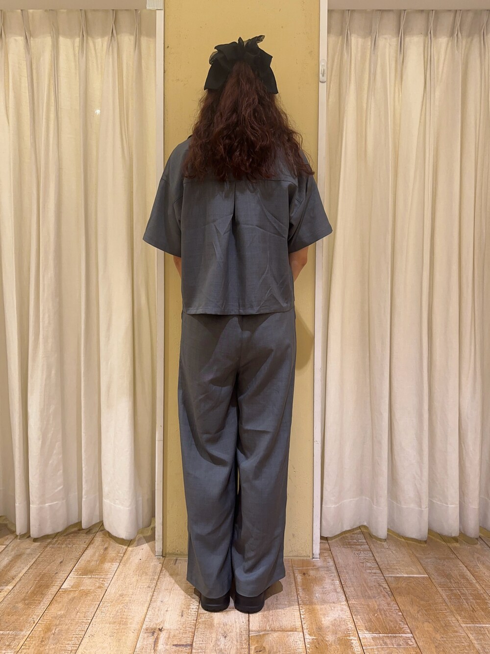 グレー系のシャツ/ブラウス、パープル系のTシャツ/カットソー、グレー系のその他パンツを着用したレディースの夏コーディネートの3枚目の写真