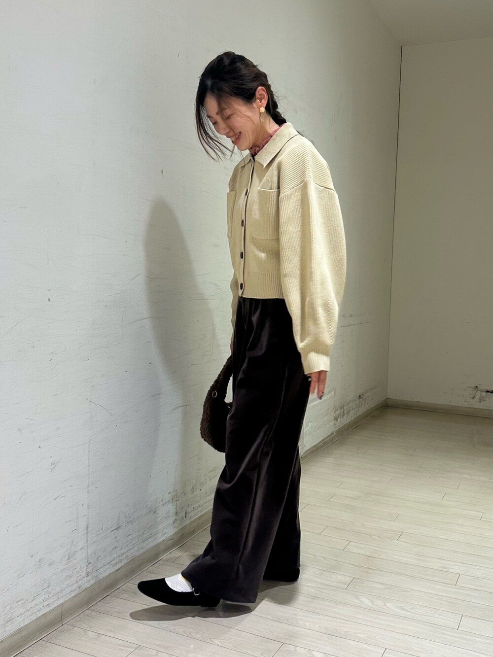 ピンク系のニット/セーター、ベージュ系のカーディガン/ボレロ、グレー系のその他パンツを着用したレディースの秋コーディネートの2枚目の写真