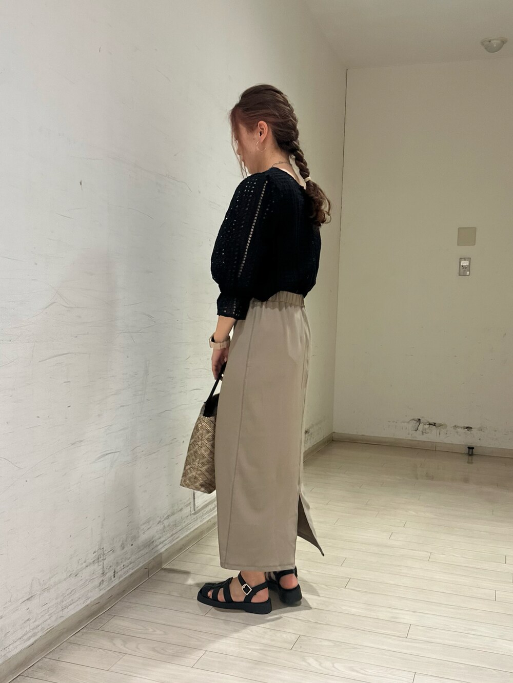 ブラック系のTシャツ/カットソー、ブラウン系のスカート、ブラック系のドレスシューズを着用したレディースの春コーディネートの3枚目の写真