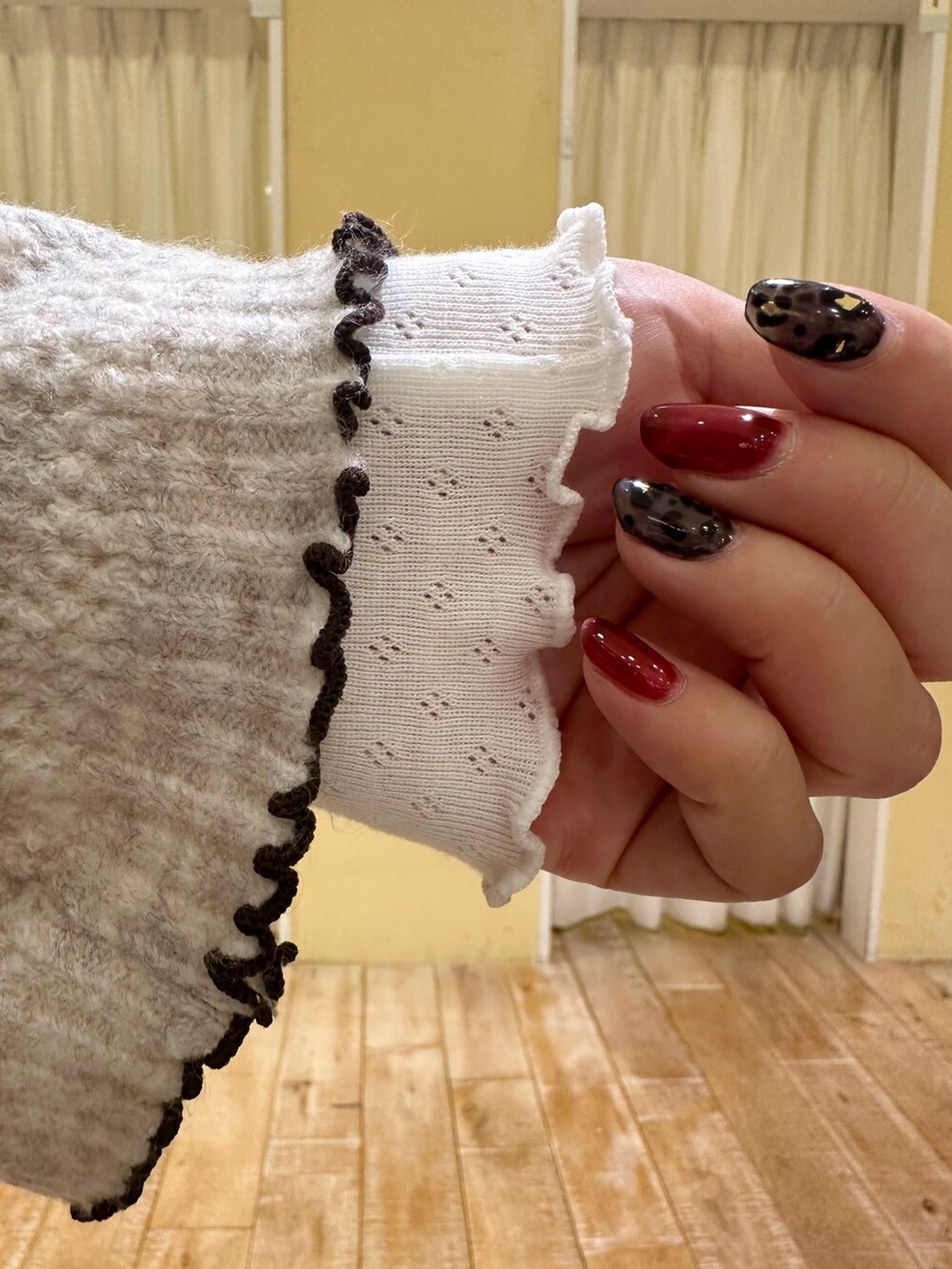 ホワイト系のカーディガン/ボレロ、ホワイト系のTシャツ/カットソー、ブラウン系のハンドバッグを着用したレディースの秋コーディネートの3枚目の写真