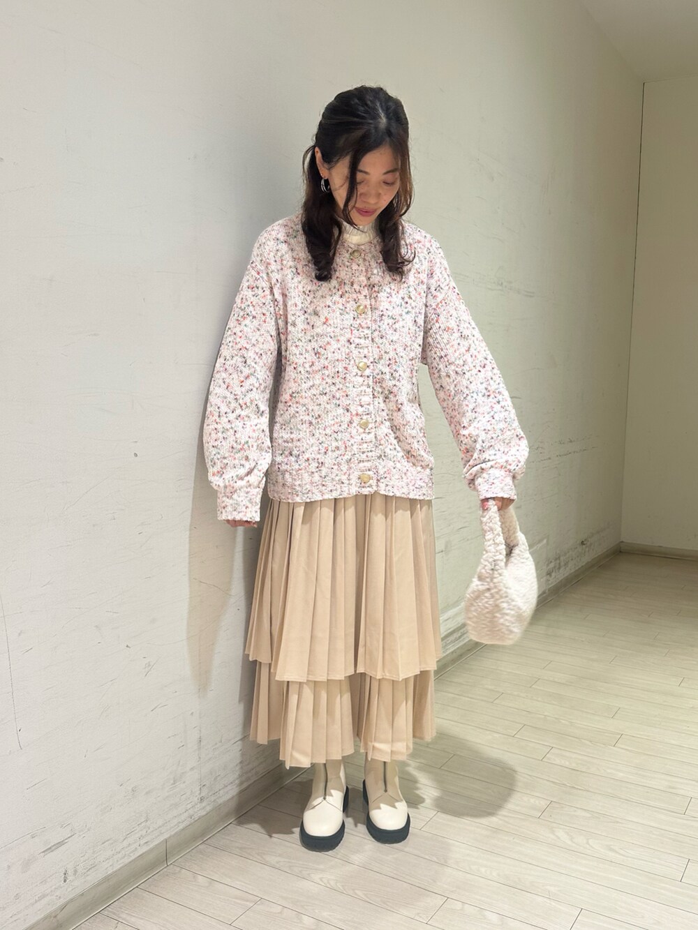 ホワイト系のシャツ/ブラウス、ピンク系のカーディガン/ボレロ、ホワイト系のハンドバッグを着用したレディースの秋コーディネートの3枚目の写真