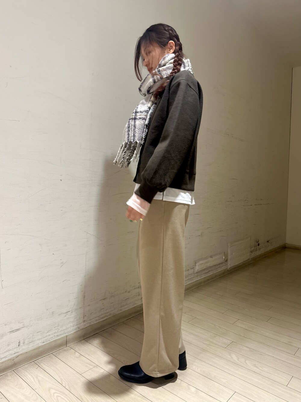 ブラウン系のカーディガン/ボレロ、ホワイト系のTシャツ/カットソー、ベージュ系のその他パンツを着用したレディースの秋コーディネートの2枚目の写真