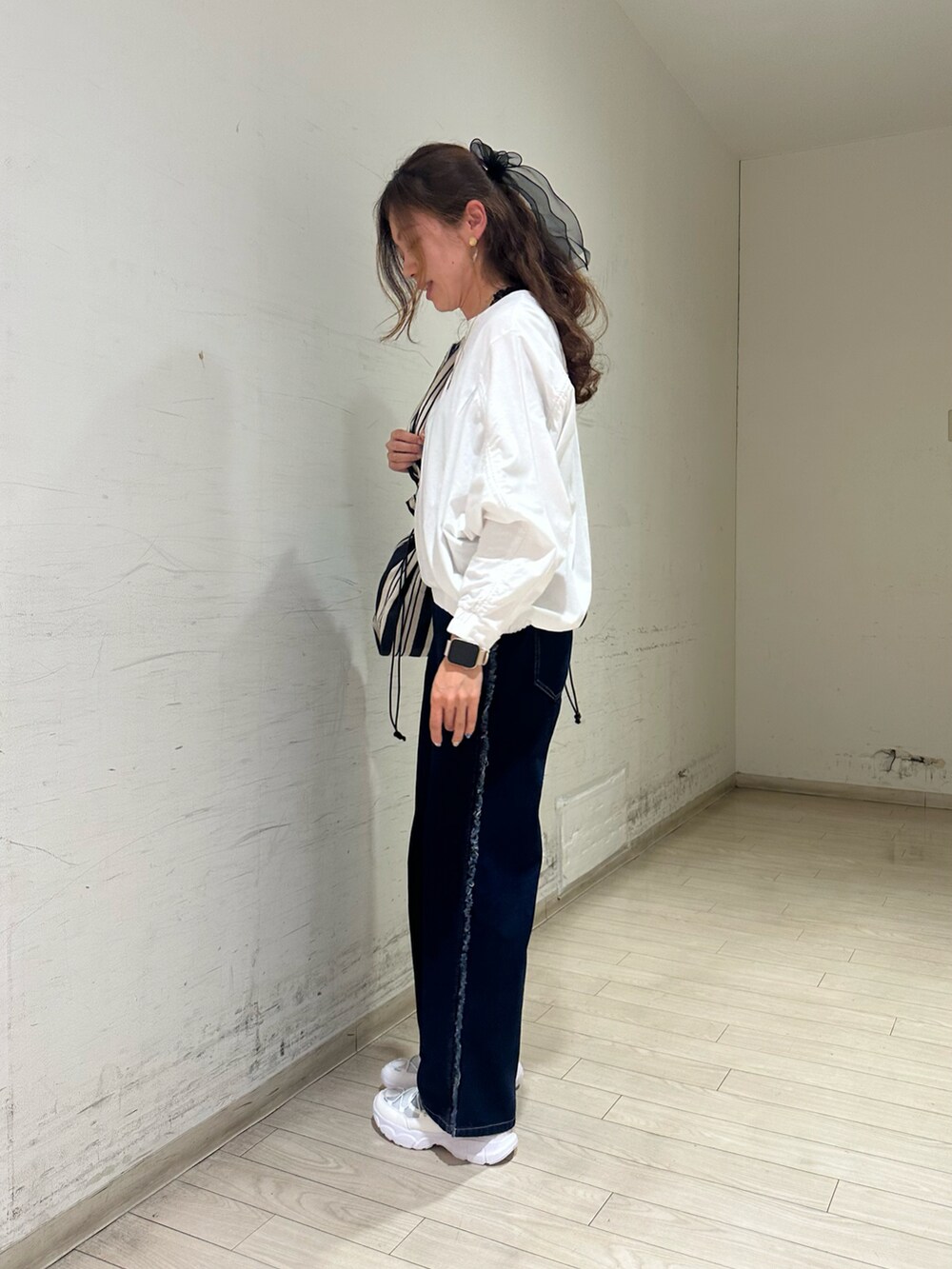 ホワイト系のTシャツ/カットソー、ブラック系のTシャツ/カットソー、ブルー系のハンドバッグを着用したレディースの春コーディネートの3枚目の写真