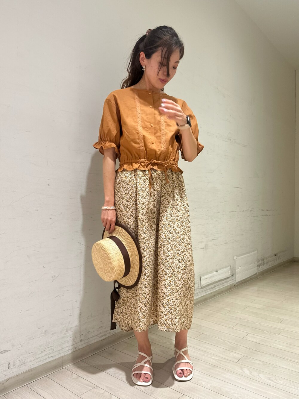 イエロー系のシャツ/ブラウス、ホワイト系のワンピース、ホワイト系のサンダルを着用したレディースの夏コーディネートの2枚目の写真