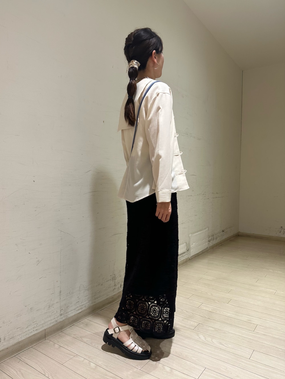 ホワイト系のシャツ/ブラウス、ホワイト系のタンクトップ、ブルー系のショルダーバッグを着用したレディースの春コーディネートの3枚目の写真