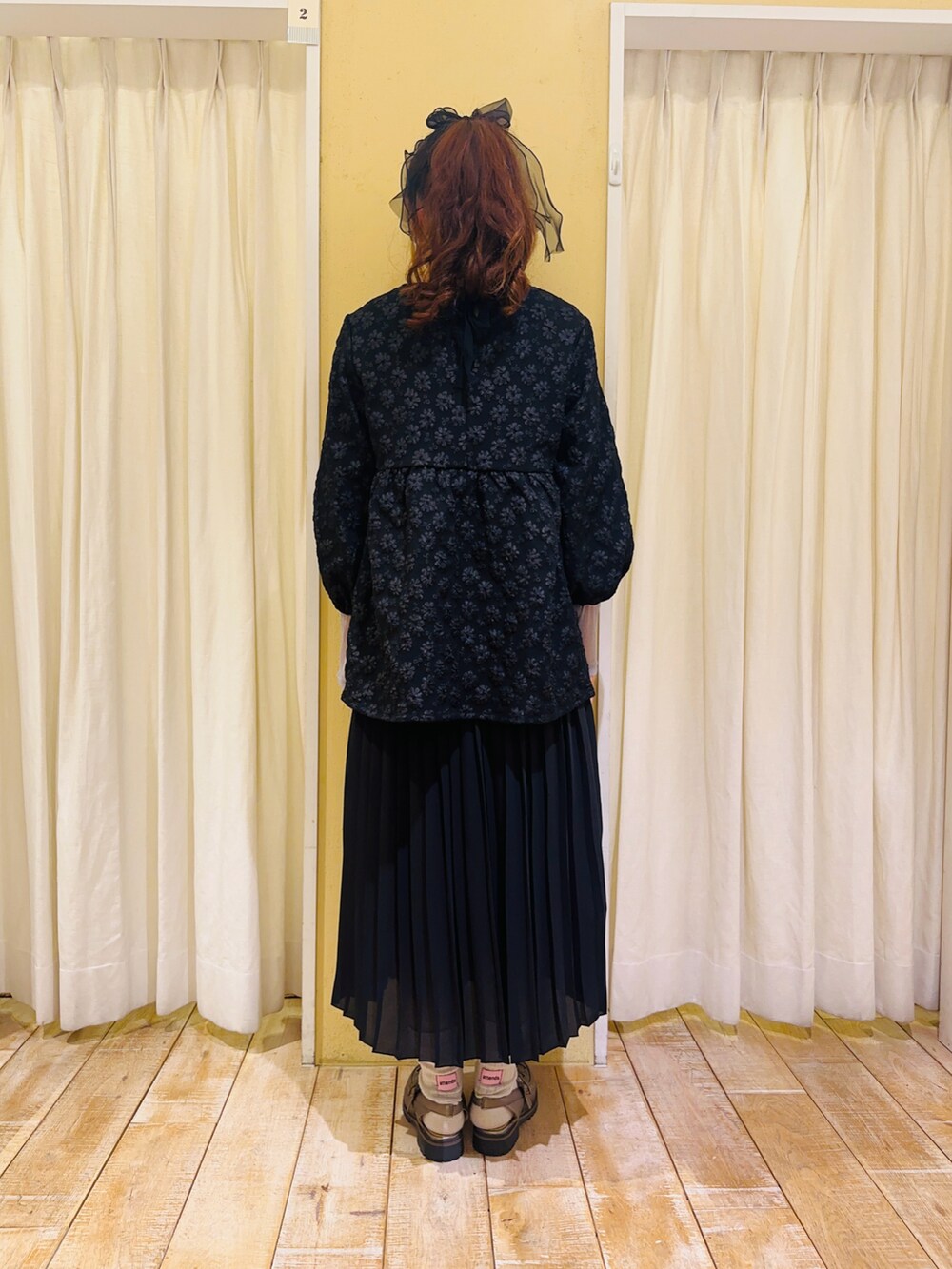 グレー系のTシャツ/カットソー、ブラック系のスカート、その他のサンダルを着用したレディースの春コーディネートの3枚目の写真