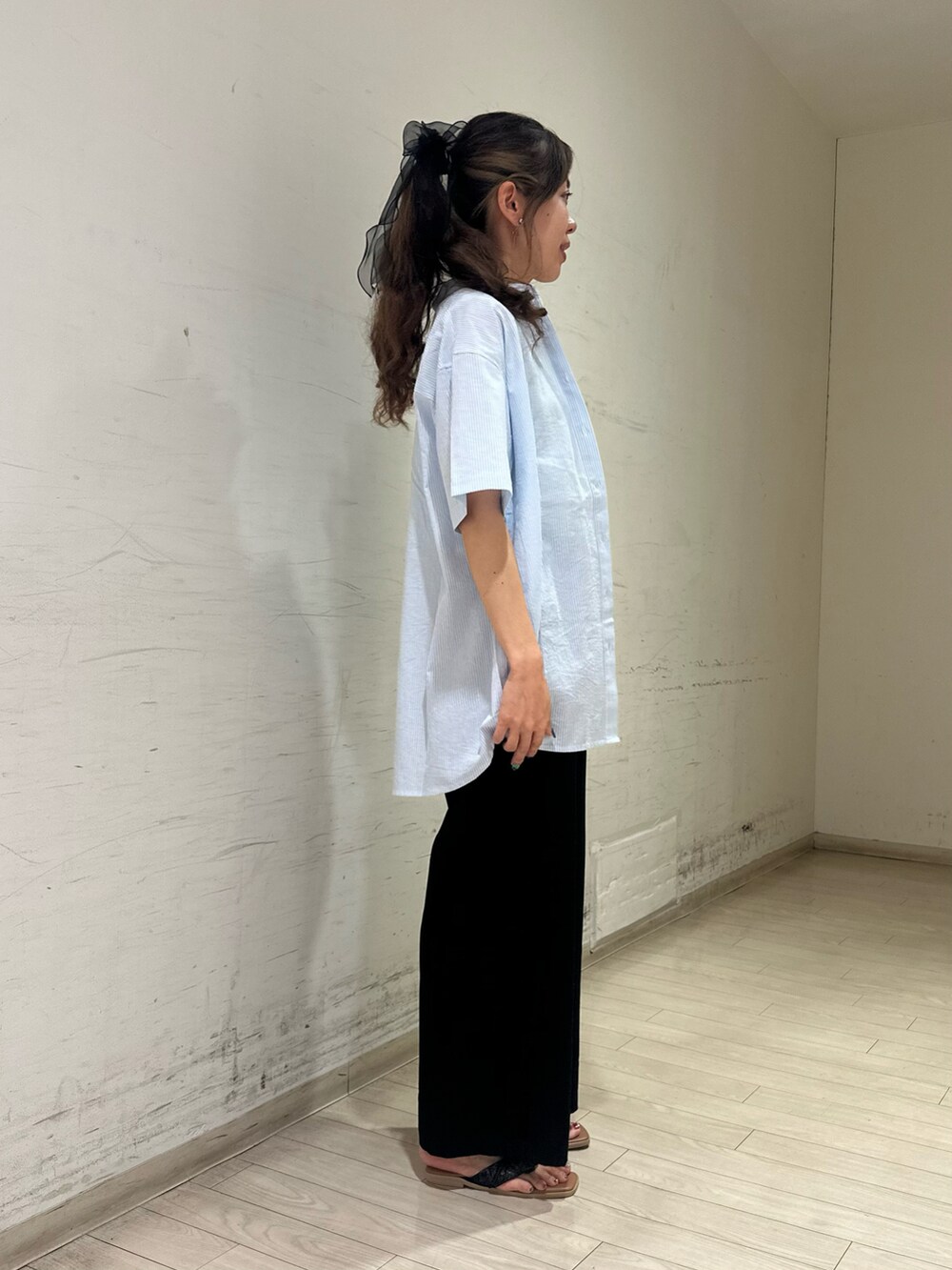 ホワイト系のタンクトップ、ブラック系のその他パンツ、ブラック系のサンダルを着用したレディースの夏コーディネートの2枚目の写真