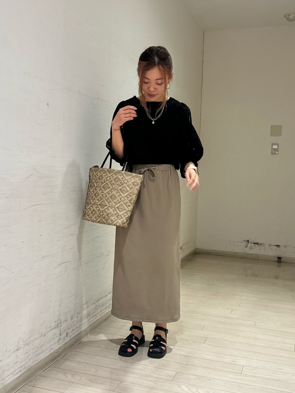 ブラック系のTシャツ/カットソー、ブラウン系のスカート、ブラック系のドレスシューズを着用したレディースの春コーディネートの4枚目の写真