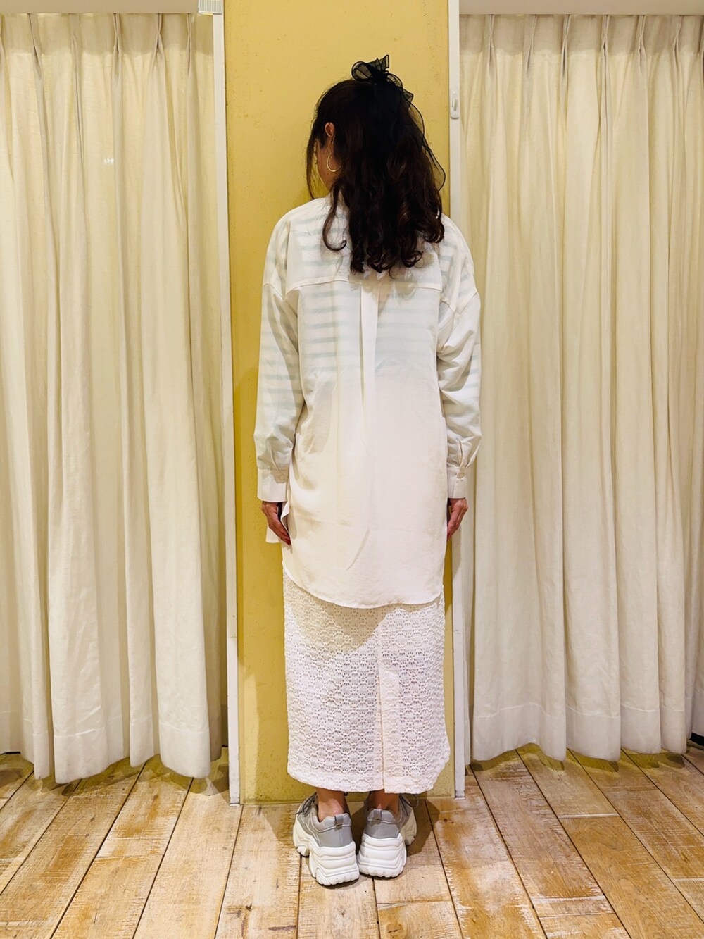 ホワイト系のシャツ/ブラウス、グリーン系のTシャツ/カットソー、ホワイト系のスカートを着用したレディースの冬コーディネートの2枚目の写真