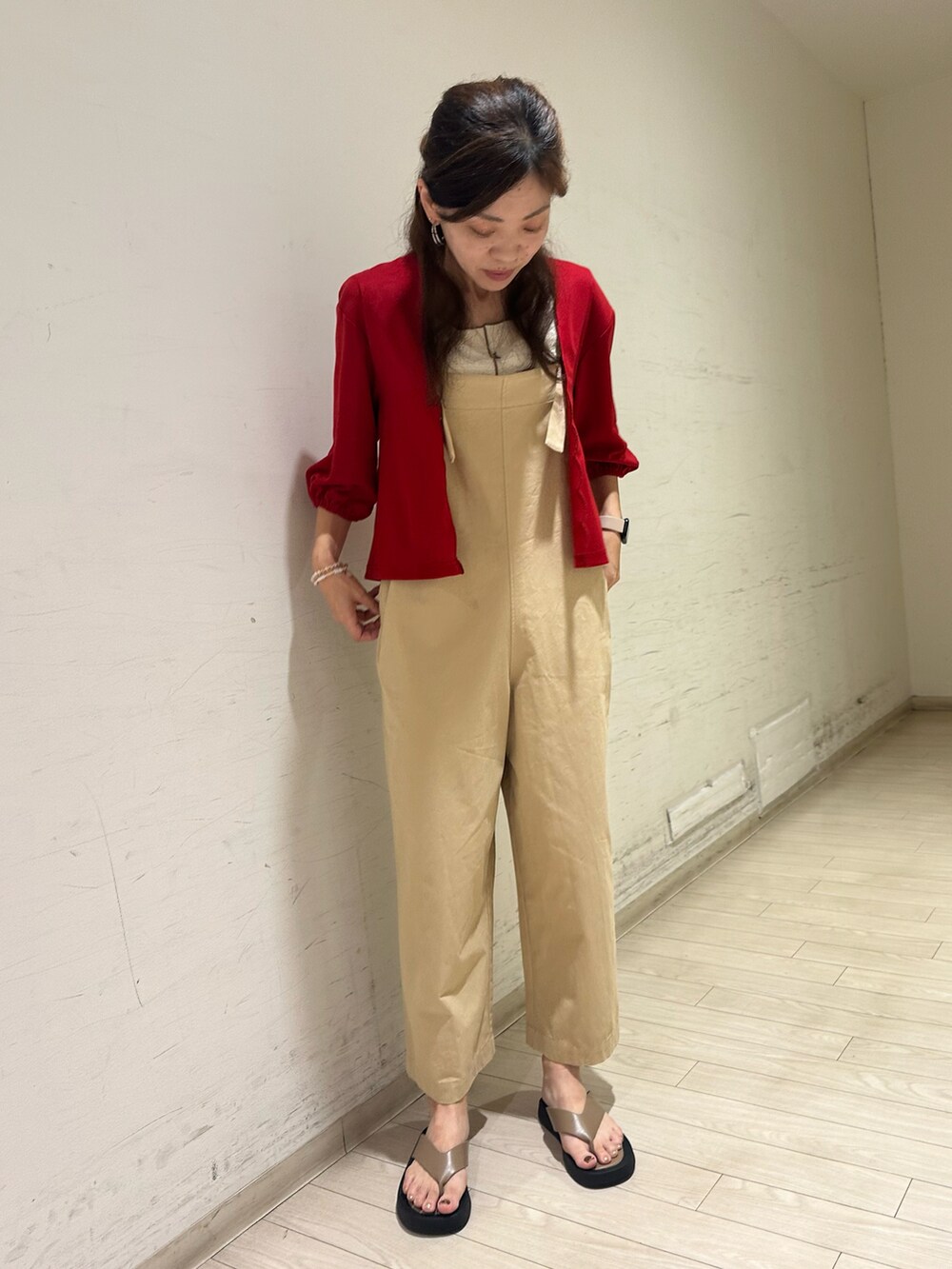 ホワイト系のタンクトップ、ベージュ系のサロペット/オーバーオール、ベージュ系のサンダルを着用したレディースの夏コーディネートの3枚目の写真