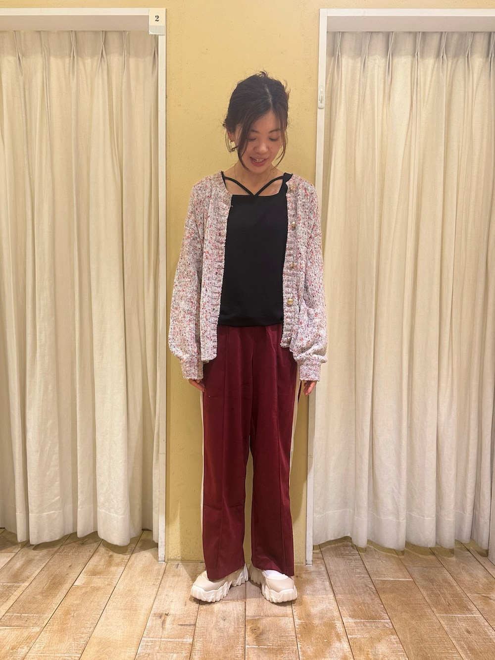 ブラック系のTシャツ/カットソー、レッド系のその他パンツ、ベージュ系のスニーカーを着用したレディースの秋コーディネートの2枚目の写真