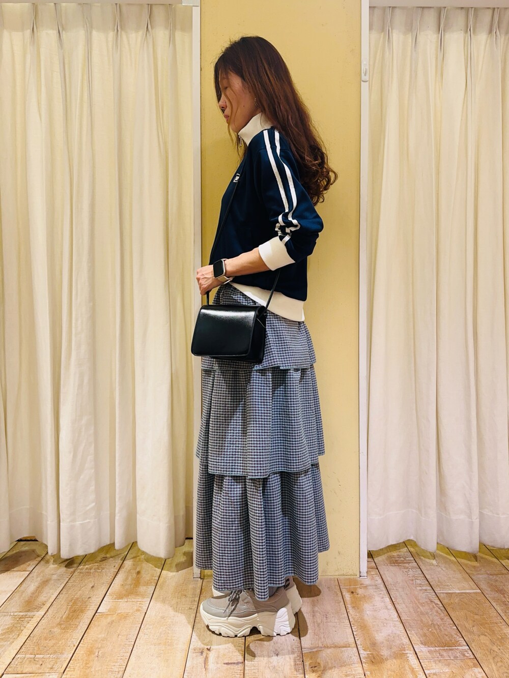 ブルー系のノーカラージャケット、グリーン系のスカート、グレー系のスニーカーを着用したレディースの春コーディネートの2枚目の写真