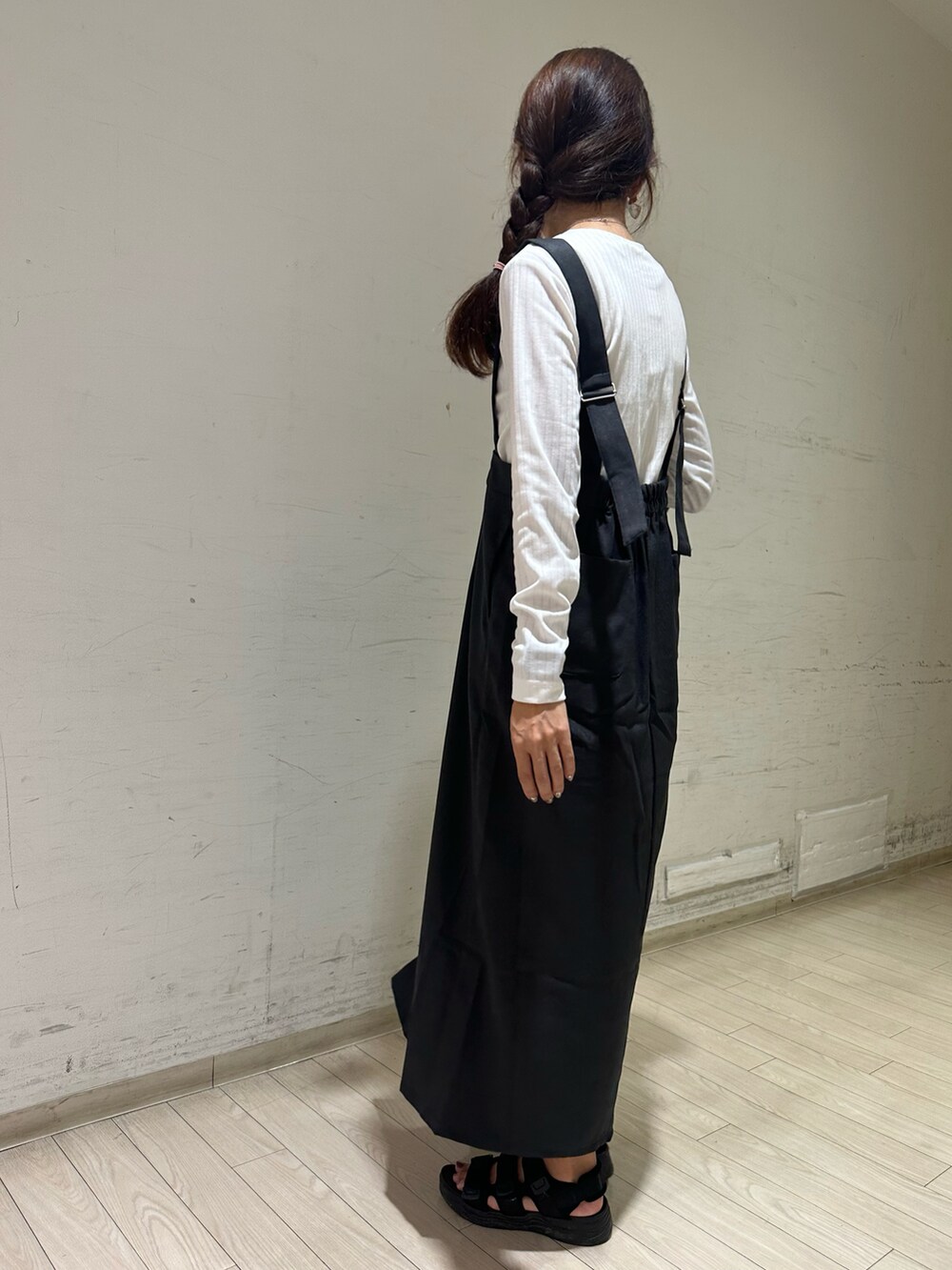 グレー系のカーディガン/ボレロ、ホワイト系のTシャツ/カットソー、ブラック系のサンダルを着用したレディースの夏コーディネートの3枚目の写真