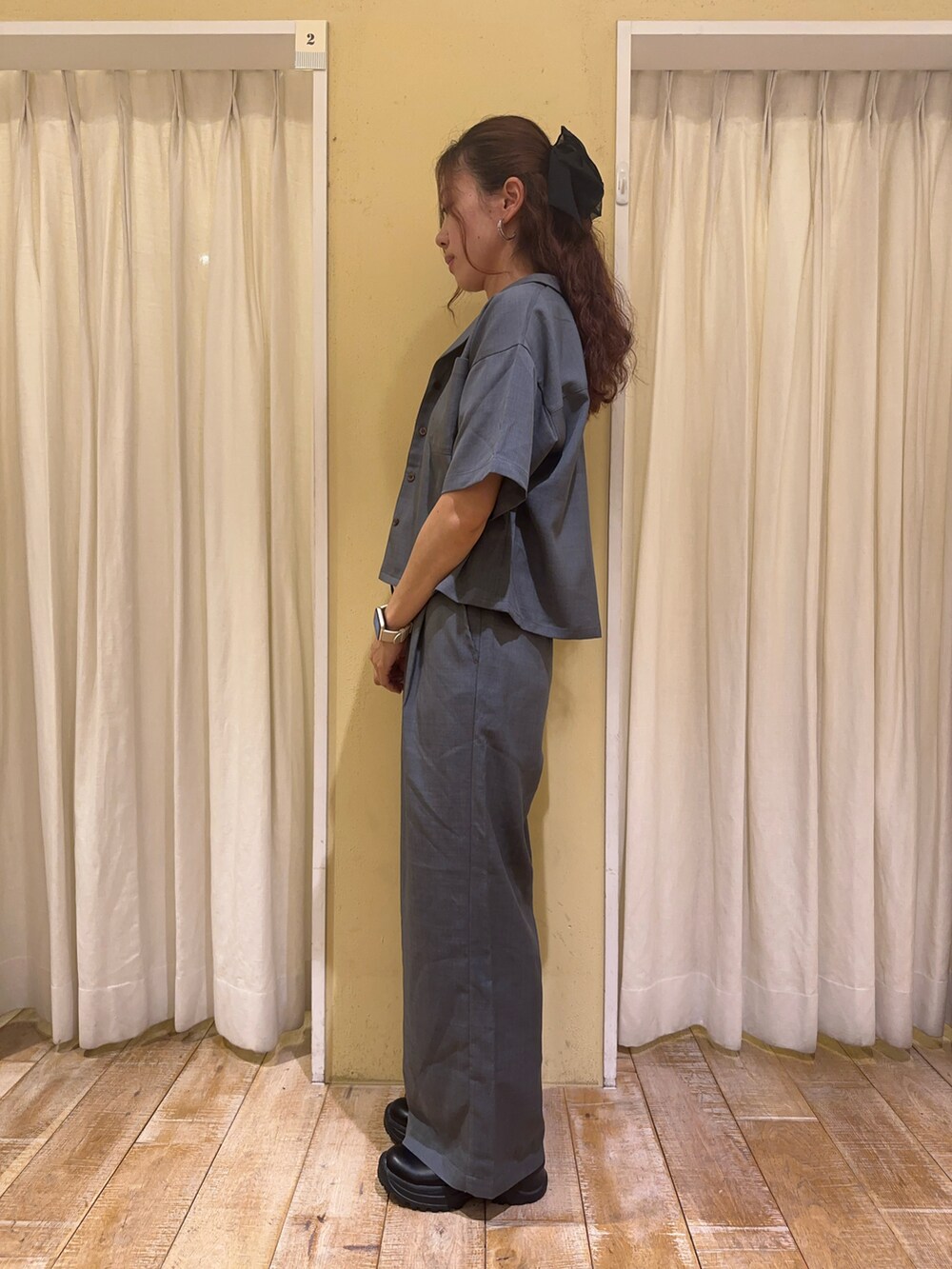 グレー系のシャツ/ブラウス、パープル系のTシャツ/カットソー、グレー系のその他パンツを着用したレディースの夏コーディネートの2枚目の写真