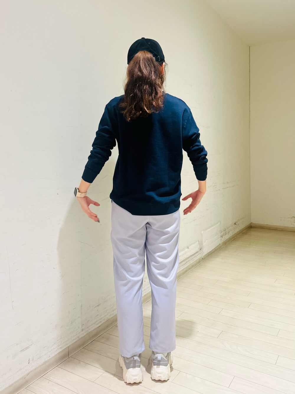 ホワイト系のシャツ/ブラウス、ブルー系のTシャツ/カットソー、グレー系のその他パンツを着用したレディースの冬コーディネートの3枚目の写真