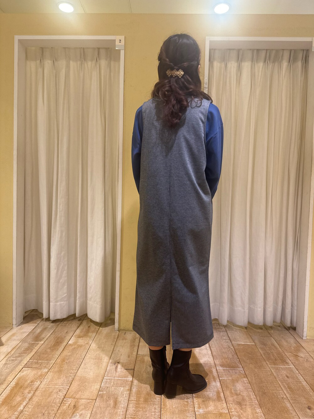 グレー系のワンピース、ブラック系のドレスシューズ、グレー系のハンドバッグを着用したレディースの秋コーディネートの3枚目の写真