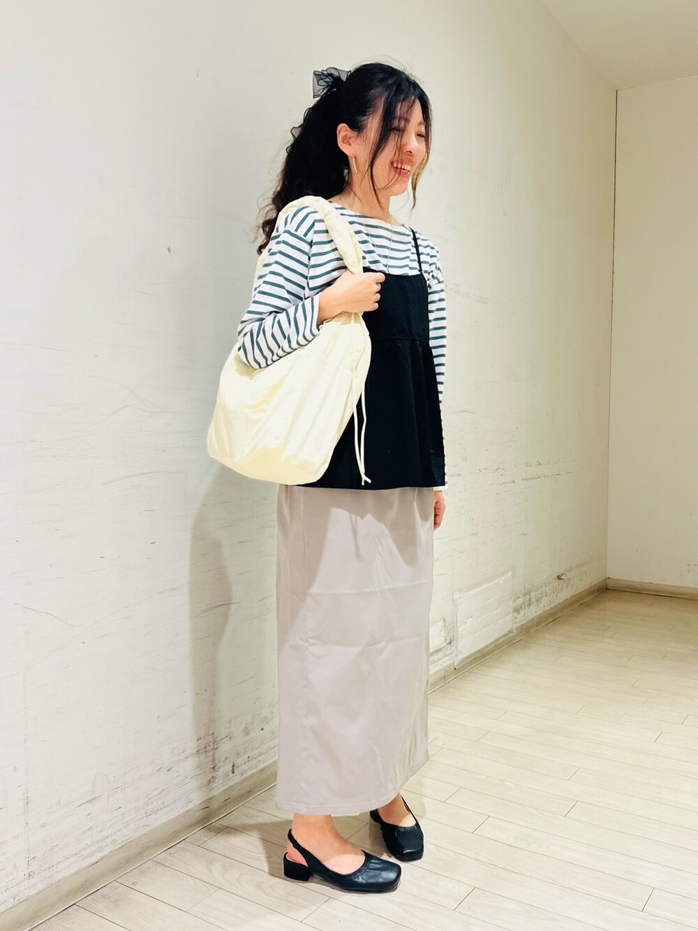 グリーン系のTシャツ/カットソー、ブラック系のシャツ/ブラウス、ホワイト系のハンドバッグを着用したレディースの春コーディネートの4枚目の写真