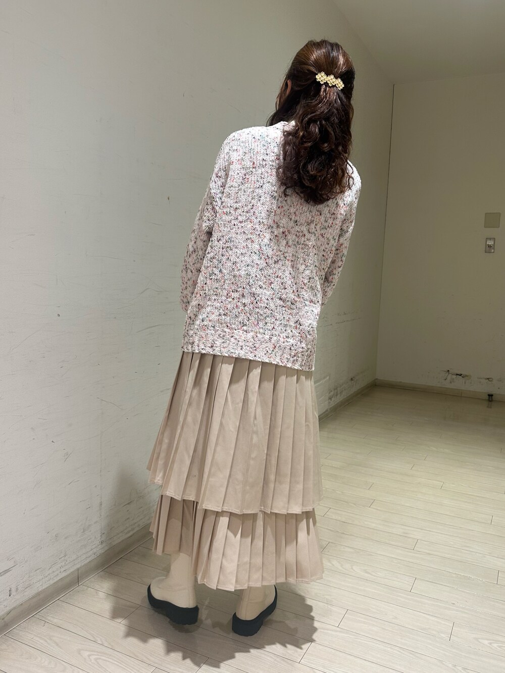 ホワイト系のシャツ/ブラウス、ピンク系のカーディガン/ボレロ、ホワイト系のハンドバッグを着用したレディースの秋コーディネートの2枚目の写真