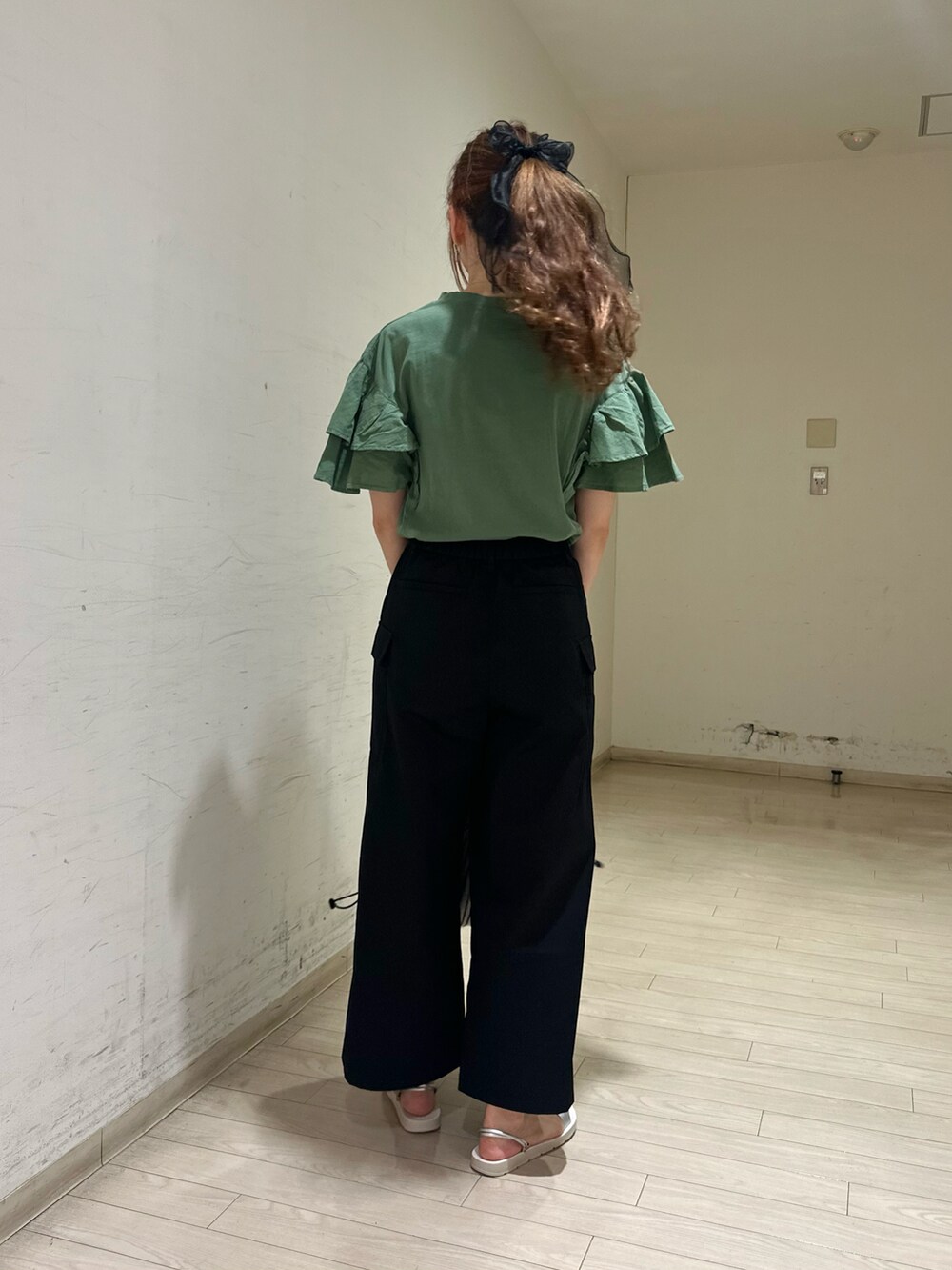 グリーン系のTシャツ/カットソー、ブラック系のその他パンツ、ブルー系のハンドバッグを着用したレディースの春コーディネートの3枚目の写真