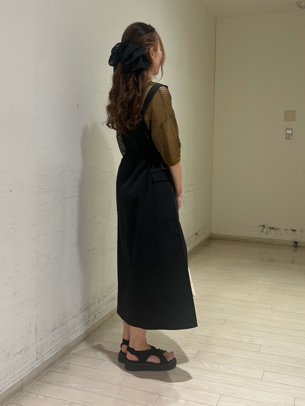 グリーン系のニット/セーター、ホワイト系のハンドバッグ、ブラック系のドレスシューズを着用したレディースの春コーディネートの3枚目の写真