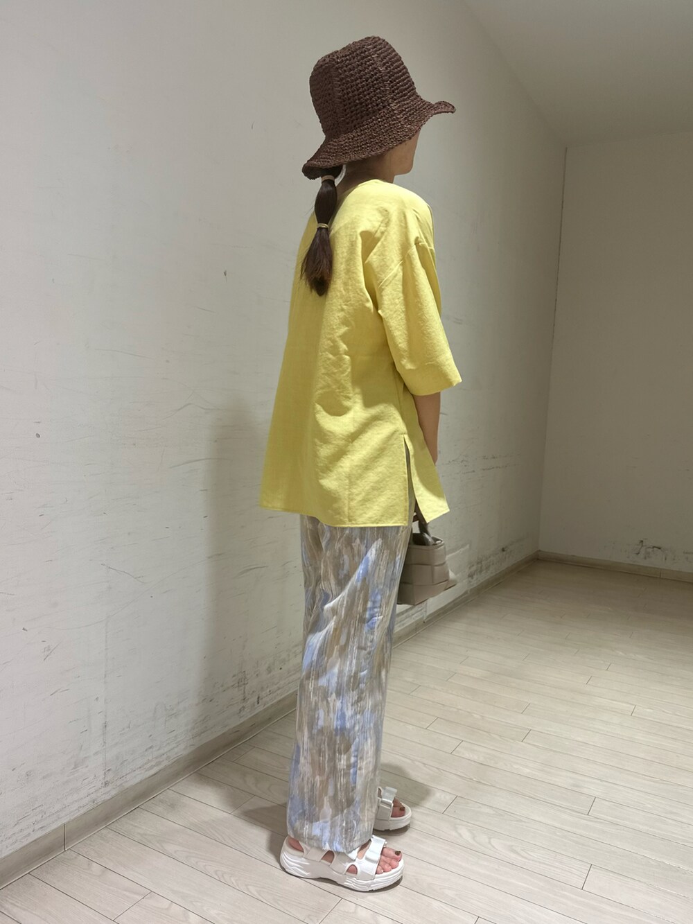 イエロー系のシャツ/ブラウス、ブルー系のその他パンツ、グレー系のバッグを着用したレディースの夏コーディネートの2枚目の写真