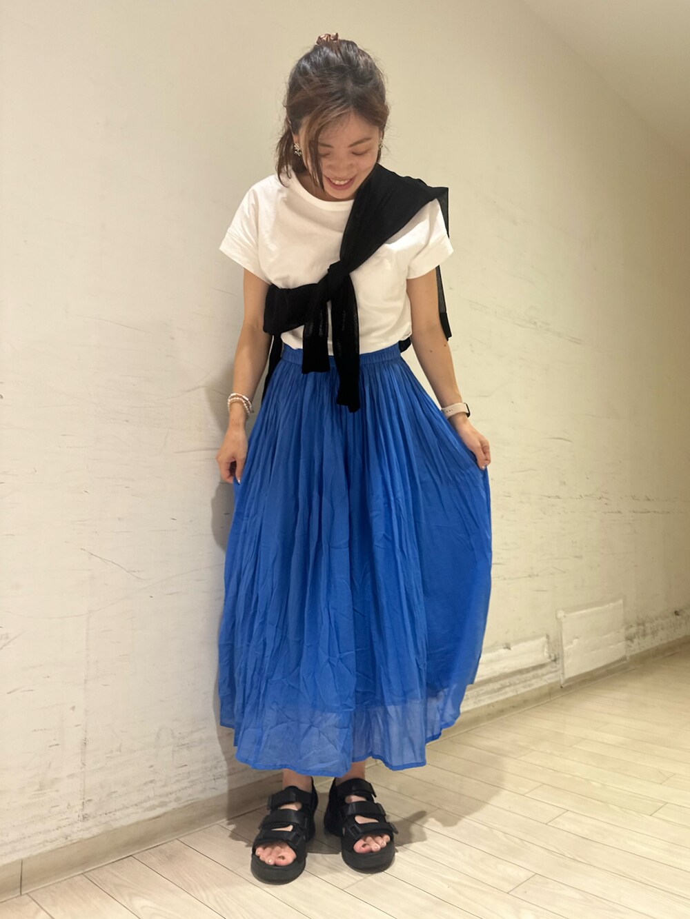 ブラック系のカーディガン/ボレロ、ホワイト系のTシャツ/カットソー、ブルー系のスカートを着用したレディースの夏コーディネートの3枚目の写真