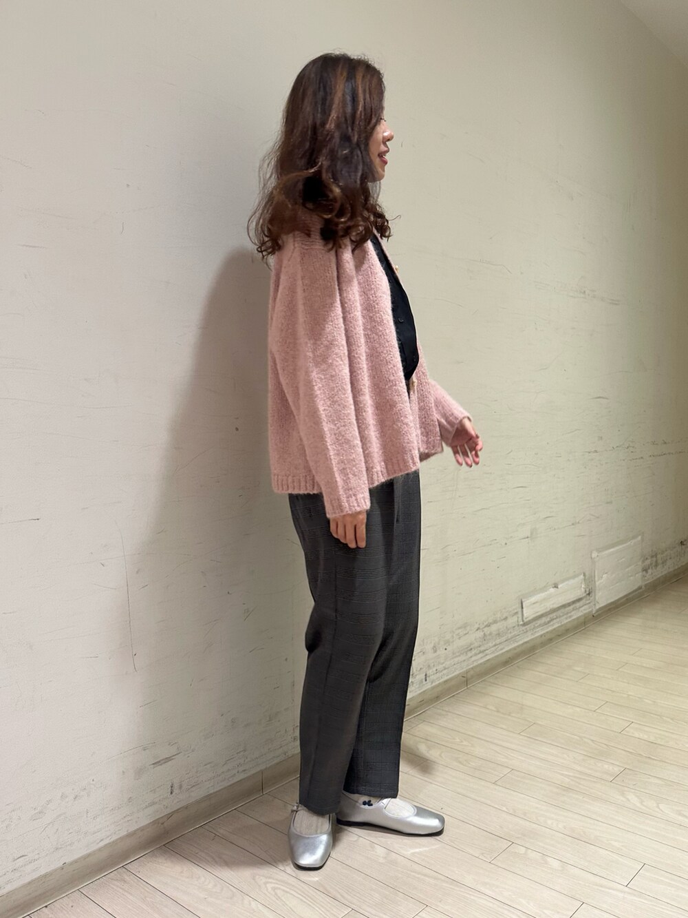 ピンク系のカーディガン/ボレロ、ブラック系のシャツ/ブラウス、グレー系のその他パンツを着用したレディースの秋コーディネートの2枚目の写真