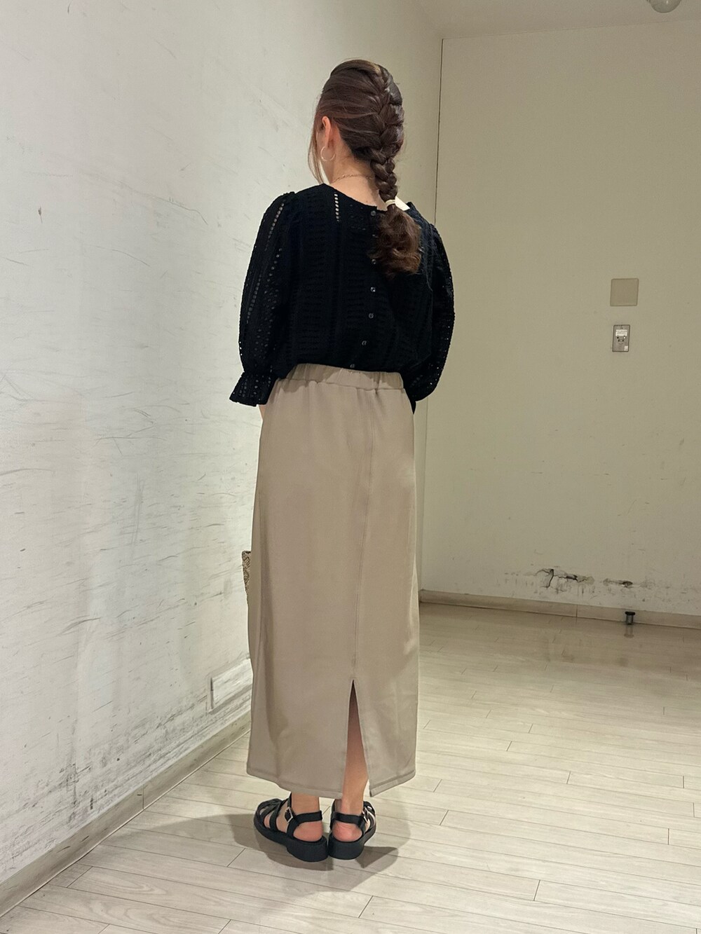 ブラック系のTシャツ/カットソー、ブラウン系のスカート、ブラック系のドレスシューズを着用したレディースの春コーディネートの2枚目の写真