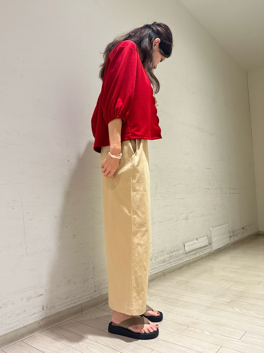 ホワイト系のタンクトップ、ベージュ系のサロペット/オーバーオール、ベージュ系のサンダルを着用したレディースの夏コーディネートの2枚目の写真