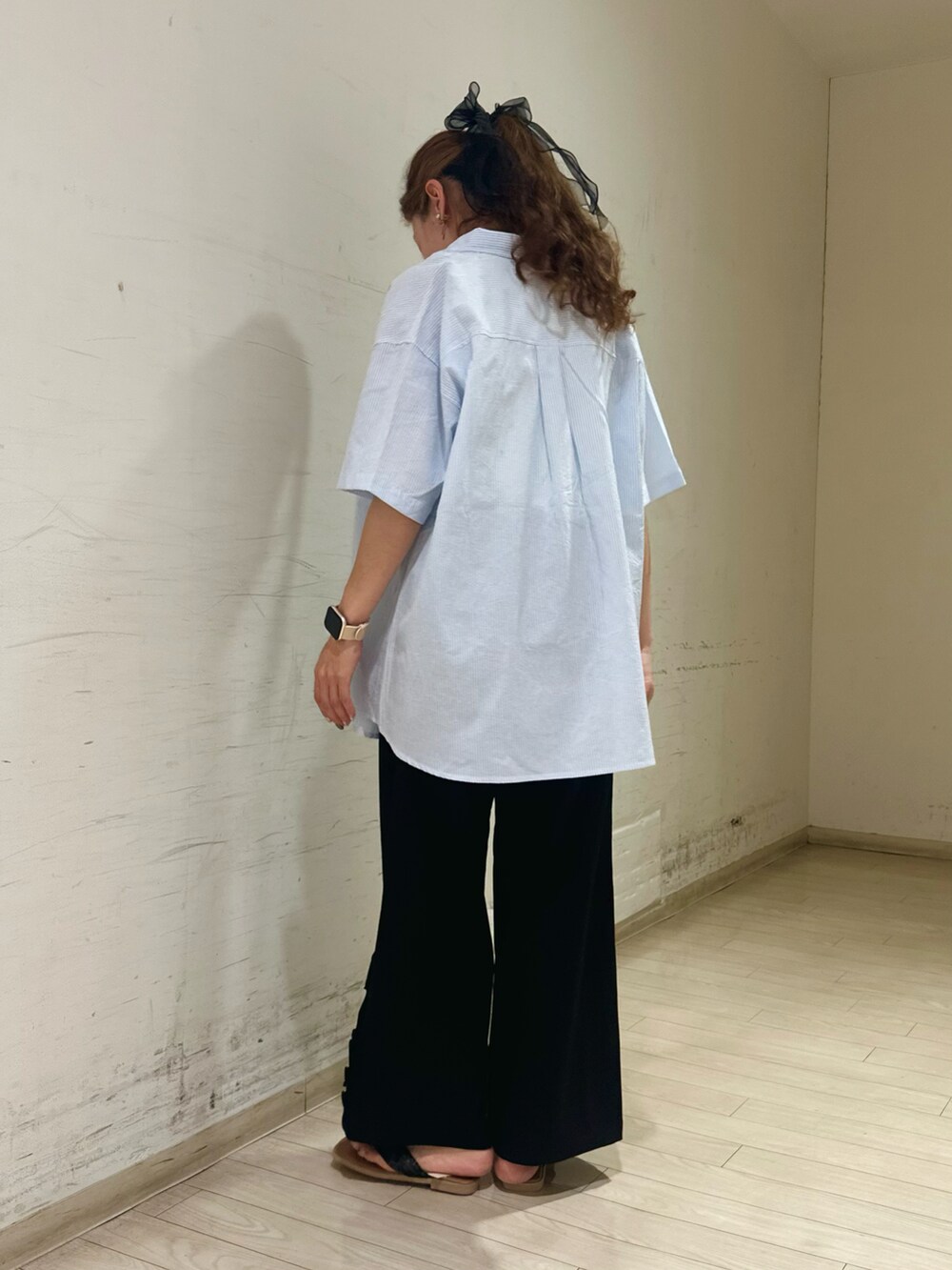 ホワイト系のタンクトップ、ブラック系のその他パンツ、ブラック系のサンダルを着用したレディースの夏コーディネートの3枚目の写真