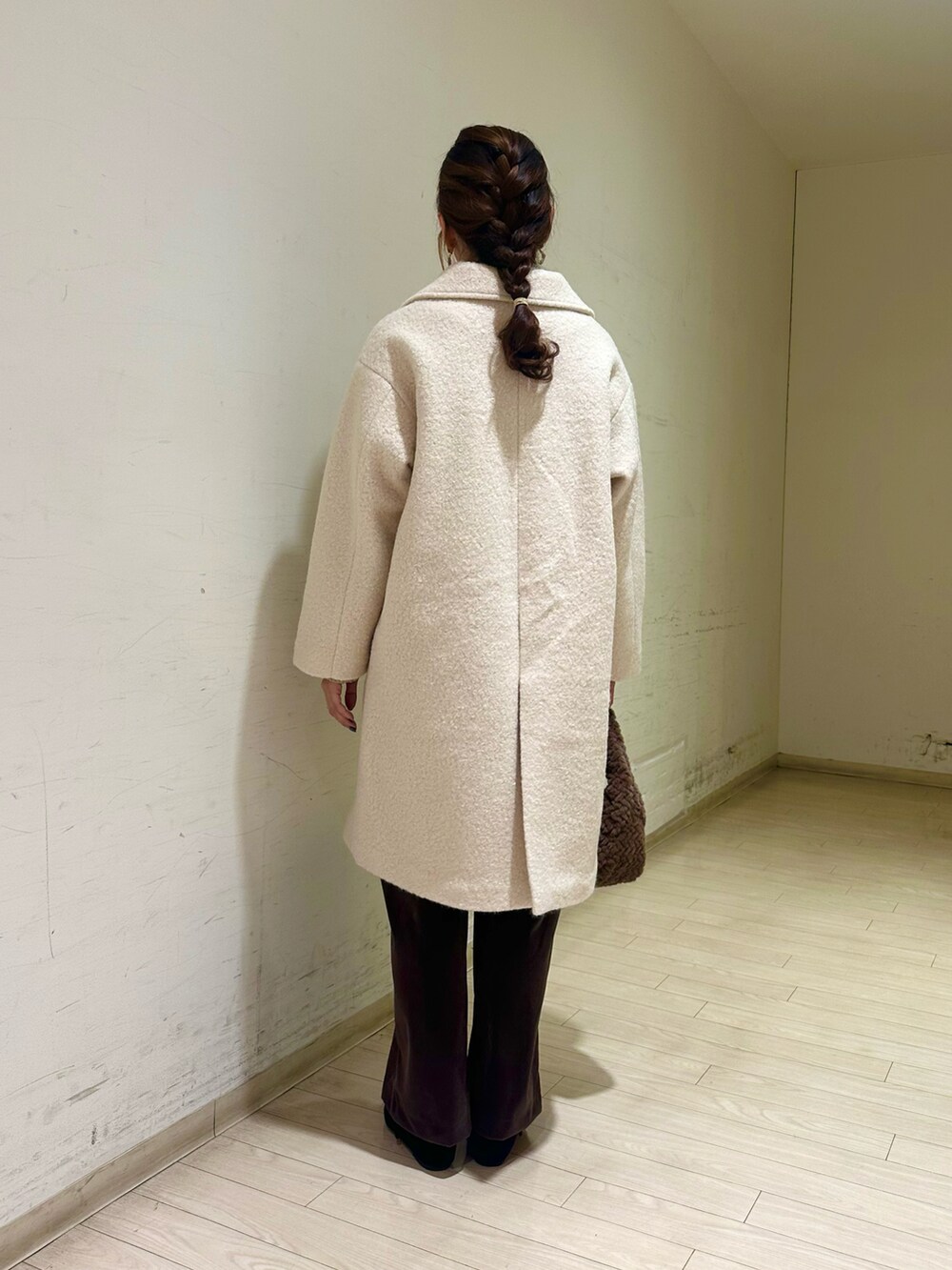 ホワイト系のチェスターコート、グレー系のその他パンツ、ブラック系のドレスシューズを着用したレディースの秋コーディネートの3枚目の写真