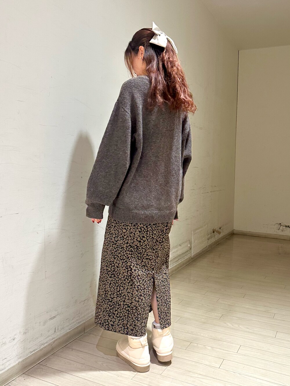 ホワイト系のブルゾン、ブラウン系のニット/セーター、ブラウン系のスカートを着用したレディースの冬コーディネートの4枚目の写真