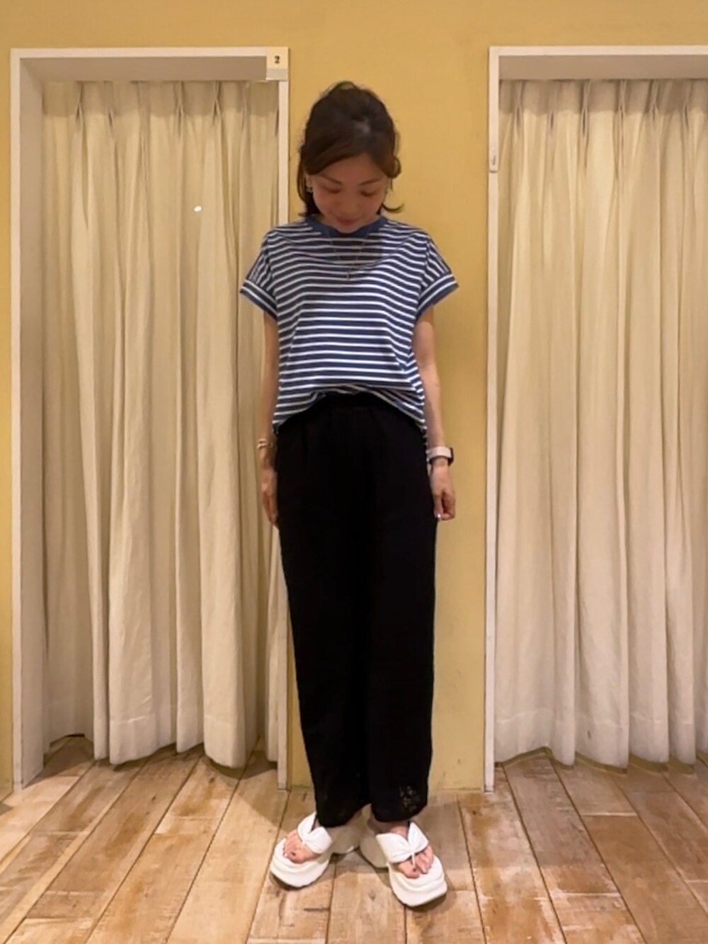 ブルー系のTシャツ/カットソー、ブラック系のその他パンツを着用したレディースの夏コーディネートの2枚目の写真