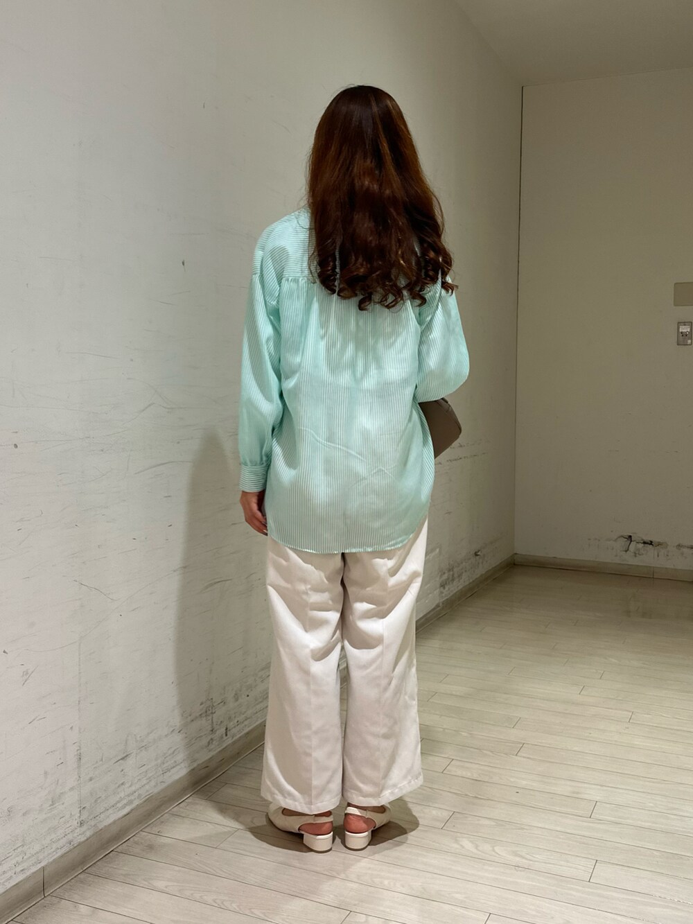 グリーン系のシャツ/ブラウス、ホワイト系のTシャツ/カットソー、ホワイト系のその他パンツを着用したレディースの春コーディネートの3枚目の写真