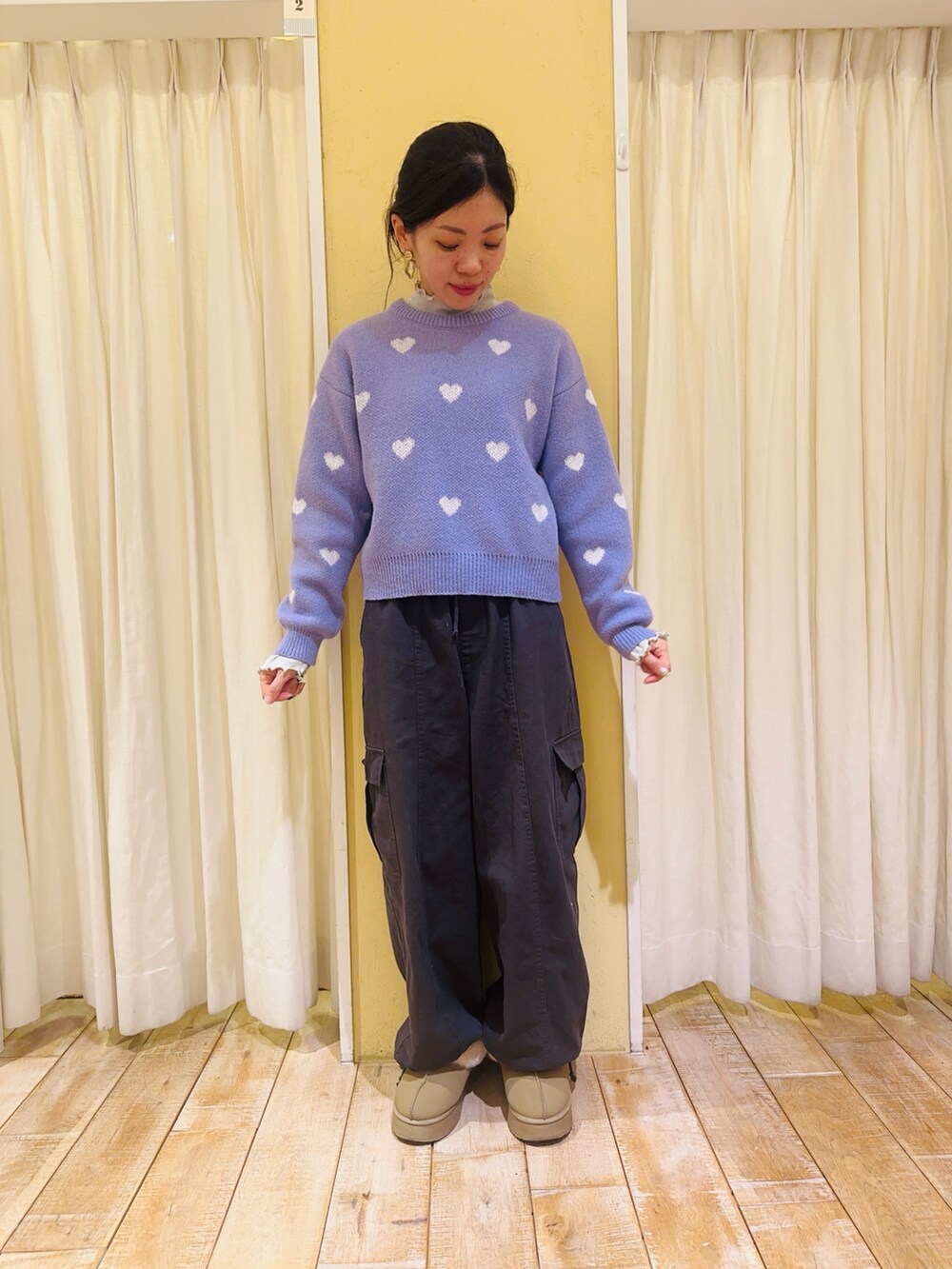 パープル系のニット/セーター、ホワイト系のTシャツ/カットソー、グレー系のカーゴパンツを着用したレディースの冬コーディネートの2枚目の写真