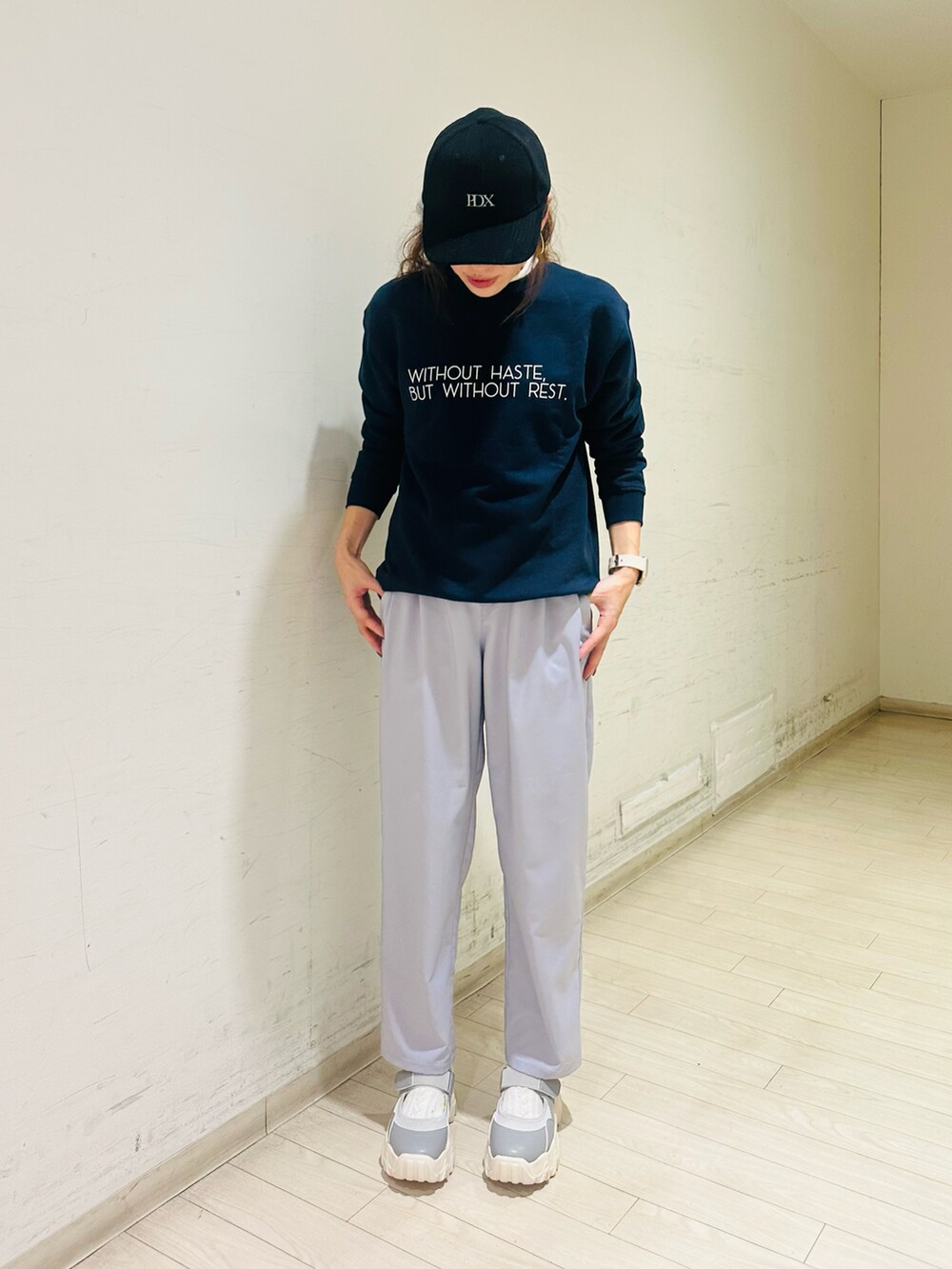 ホワイト系のシャツ/ブラウス、ブルー系のTシャツ/カットソー、グレー系のその他パンツを着用したレディースの冬コーディネートの2枚目の写真