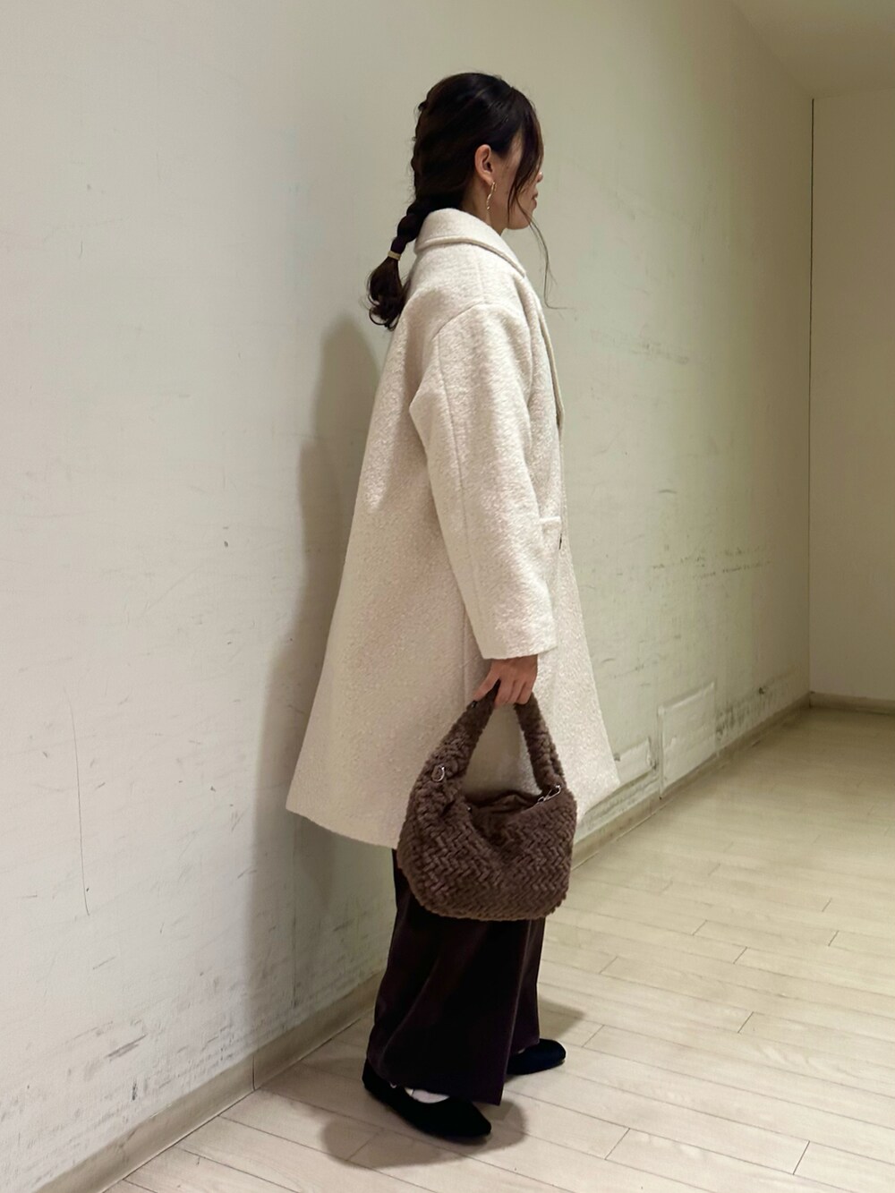 ホワイト系のチェスターコート、グレー系のその他パンツ、ブラック系のドレスシューズを着用したレディースの秋コーディネートの2枚目の写真