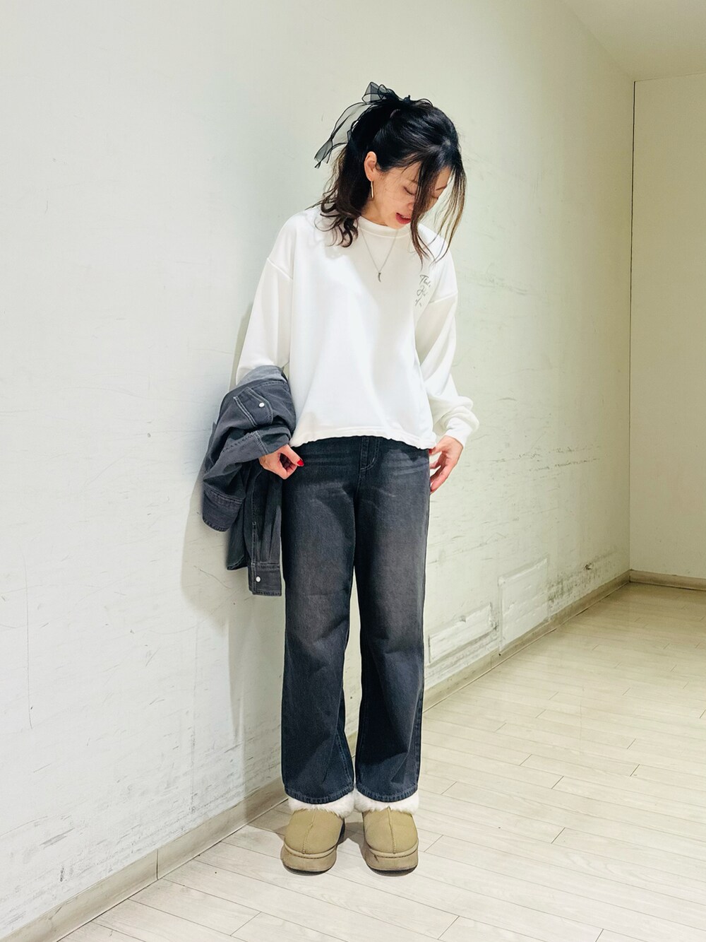グレー系のシャツ/ブラウス、ホワイト系のTシャツ/カットソー、グレー系のその他パンツを着用したレディースの冬コーディネートの2枚目の写真