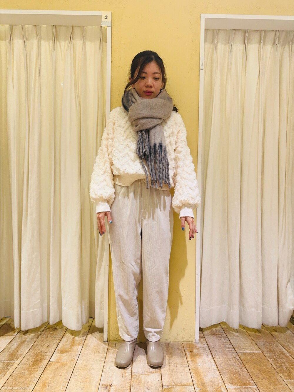 ベージュ系のその他アウター、ホワイト系のニット/セーター、ホワイト系のその他パンツを着用したレディースの冬コーディネートの2枚目の写真