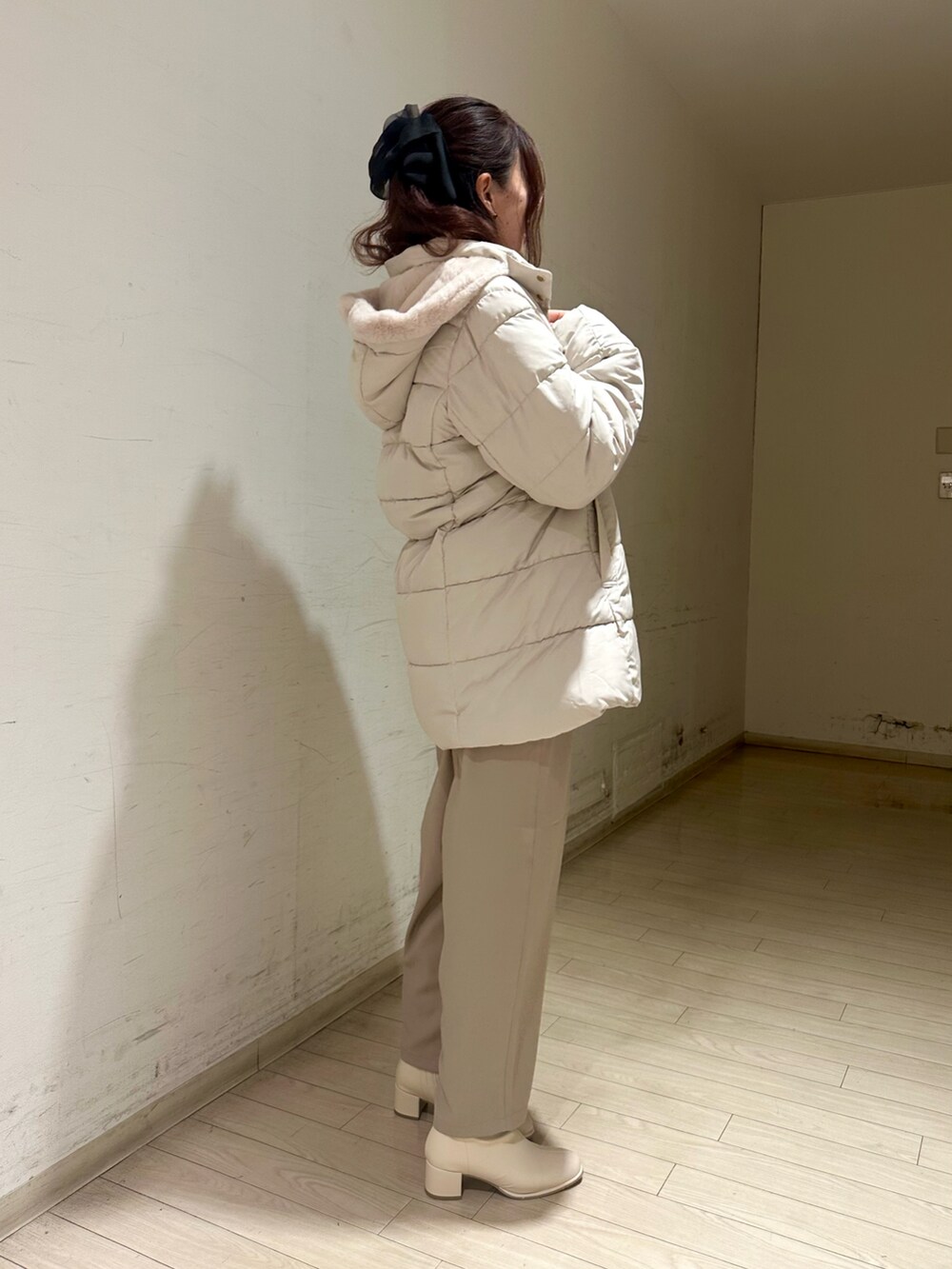 ベージュ系のその他アウター、ホワイト系のトップス、ベージュ系のその他パンツを着用したレディースの秋コーディネートの2枚目の写真