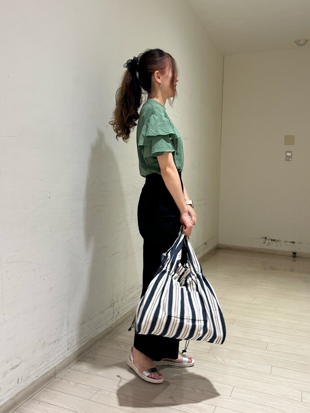 グリーン系のTシャツ/カットソー、ブラック系のその他パンツ、ブルー系のハンドバッグを着用したレディースの春コーディネートの2枚目の写真